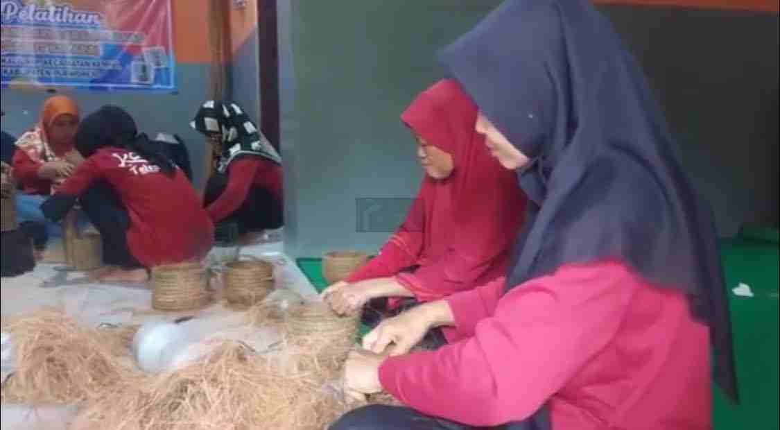 PKK Desa Kaliurip Kembangkan Kerajinan Sabut Kelapa, Dorong Ekonomi Kreatif Warga PKK Desa Kaliurip Kabupaten Purworejo Mengembangkan Kerajinan dari Sabut Kelapa
