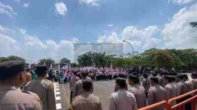 Demo Desak Reforma Agraria, Masa Bergerak Makan Nasi Bungkus Tak Jenak Patugas Menjaga Aksi Unjuk Rasa dari Para Petani Kabupaten Blitar di Kantor Pemerintah Kabupaten Blitar