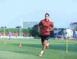 Ikut Latihan Pasca Alami Cedera Penyerang Persik Kediri Ezra Walian Miliki Kans Main Lawan Persijap Ikut Latihan Pasca Alami Cedera Penyerang Persik Kediri Ezra Walian Miliki Kans Main Lawan Persijap