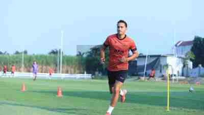 Ikut Latihan Pasca Alami Cedera Penyerang Persik Kediri Ezra Walian Miliki Kans Main Lawan Persijap Pemain Persik Kediri Ezra Walian 1
