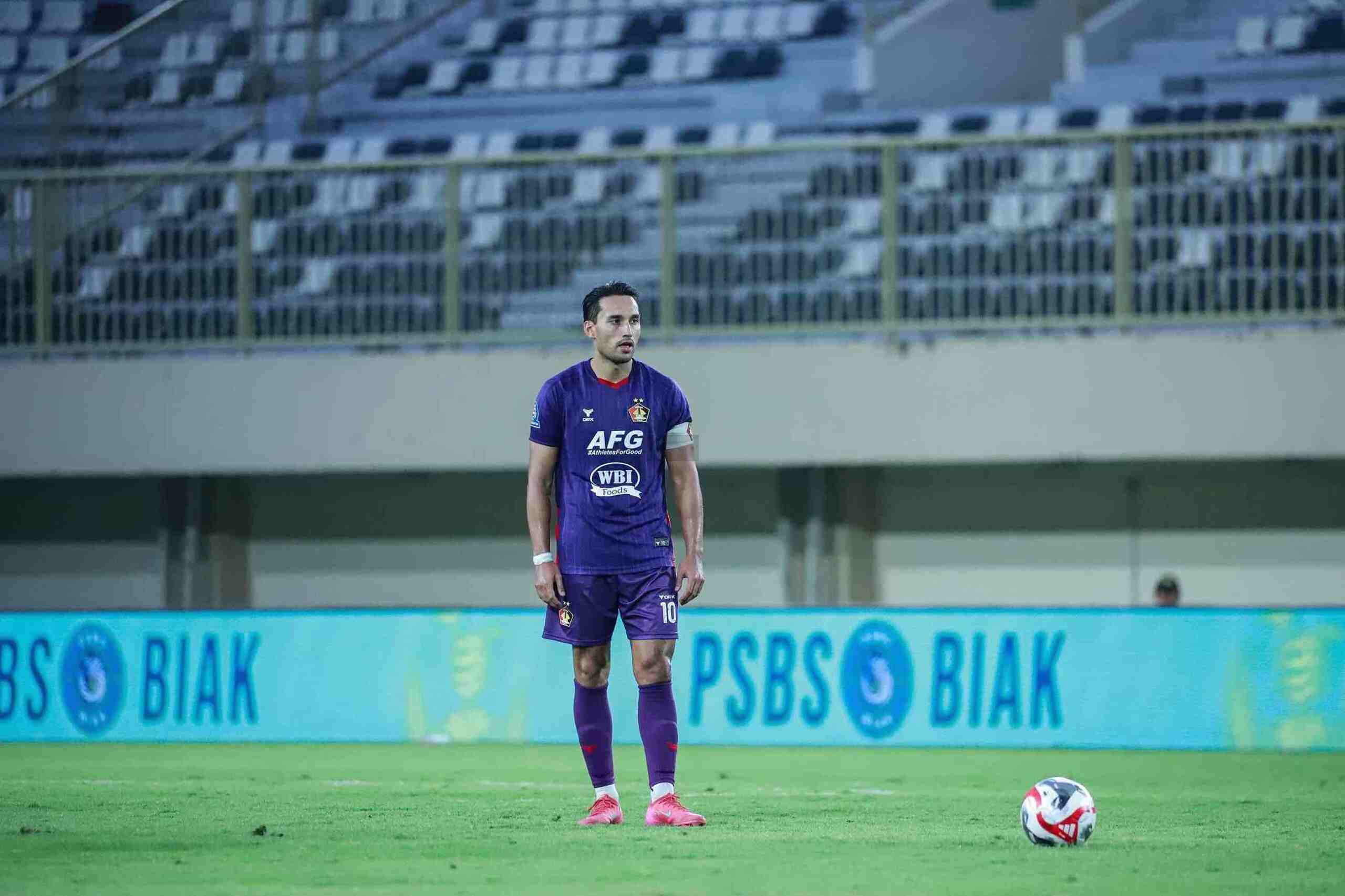 Waspadai Kebangkitan Malut United, Persik Kediri Beri Perhatian Eks Punggawa Persib Pemain Persik Kediri Ezra Walian scaled