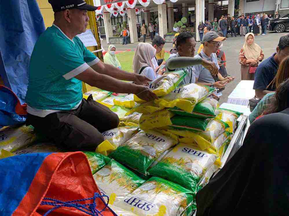 Wali Kota Blitar: Daya Beli Masyarakat Kota Blitar Masih Terkendali Pembelian Beras di Pasar Murah Kota Blitar