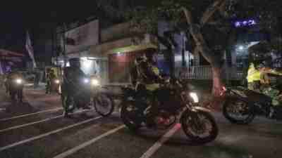Petugas Gabungan Patroli Skala Besar Pastikan Harkamtibmas Blitar Kondusif dan Aman Petugas Gabungan Patroli Keliling di Blitar Pastikan Kondisi Aman