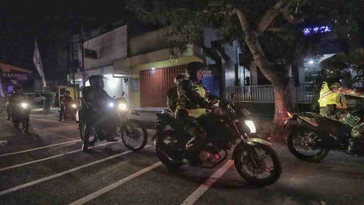 Petugas Gabungan Patroli Skala Besar Pastikan Harkamtibmas Blitar Kondusif dan Aman Petugas Gabungan Patroli Keliling di Blitar Pastikan Kondisi Aman