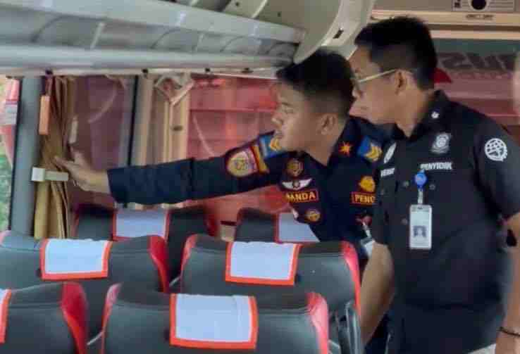 Puluhan Bus di Terminal Patria Blitar Jalani Rampcheck Petugas Terminal Melakukan Pemeriksaan Rampcheck Bus di Terminal Patria Kota Blitar
