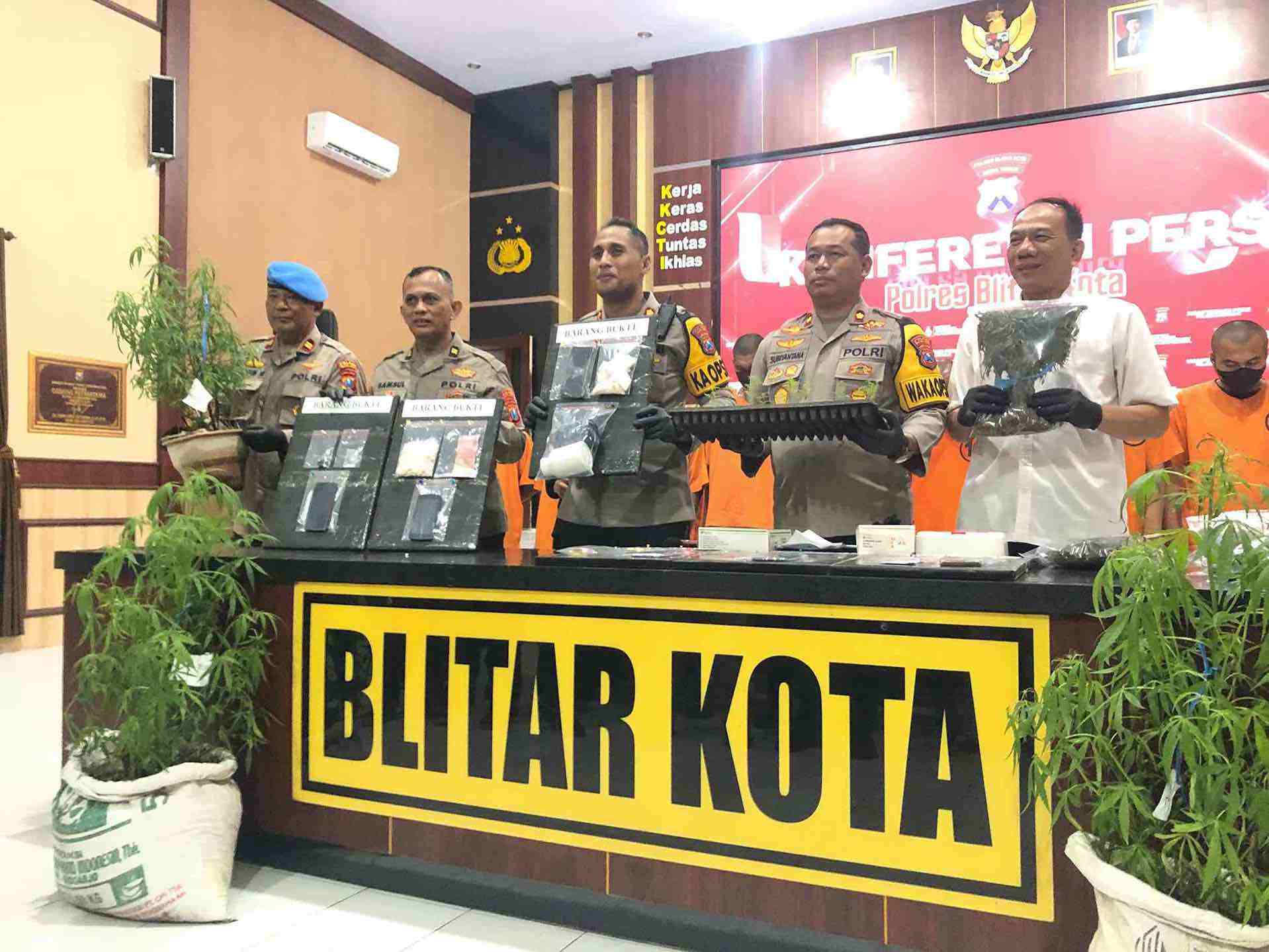 Polres Blitar Kota Menunjukkan Barang Bukti Ganja dari Pengrebekkan Kebun Ganja di Desa Krisik Kecamatan Gandusari Kabupaten Blitar