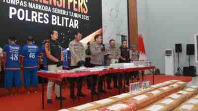 Polres Blitar Bekuk 13 Tersangka Peredaran Obat-obatan Terlarang Termasuk Sabu-sabu Polres Blitar Bekuk 13 Tersangka Peredaran Obat-obatan Terlarang Termasuk Sabu-sabu