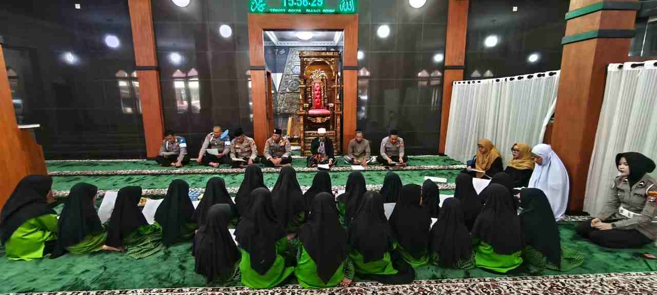 Polres Blitar Gelar Doa Bersama Anak Yatim untuk Blitar Kondusif Polres Blitar dan Anak Yatim Doa Bersama