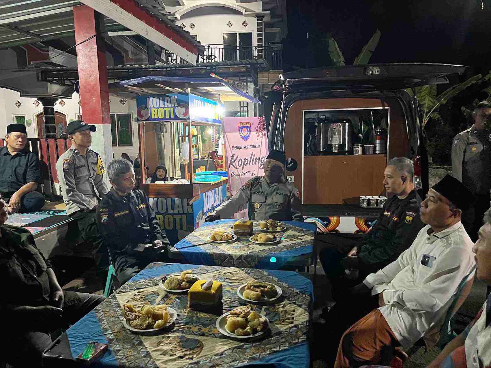 Polres Blitar Gelar Kopi Keliling, Wujudkan Kedekatan Polisi dan Masyarakat Sat Binmas Polres Blitar Gelar Kopi Keliling Bertemu Warga untuk Hidupkan Pamswakarsa