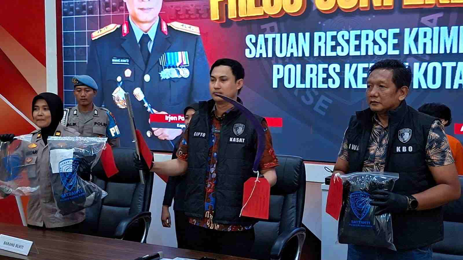 Miris ! Bersenjata Celurit dan Doubel Stick, Kumpulan Anak di Kediri di Bawah Umur Keroyok dan Bacok Korbannya Satreskrim Polres Kediri Kota Menunjukkan Barang Bukti Alat Pengeroyokan oleh Sekelompok Pemuda di Bawah Umur