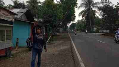 Tiang Provider Ambruk di Depan Perumahan Diponayan Kecamatan Loano Kabupaten Purworejo Jawa Tengah Bahayakan Pengguna Jalan Purworejo Magelang