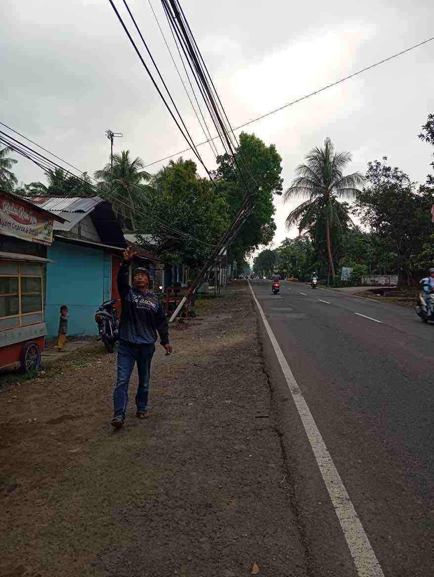 Tiang Provider Ambruk di Depan Perumahan Diponayan Kecamatan Loano Kabupaten Purworejo Jawa Tengah Bahayakan Pengguna Jalan Purworejo Magelang