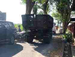 Sampah Diangkut Truk Berjatuhan, Di Area TPA Ngegong Bau Menyengat Tak Kenal Cuaca