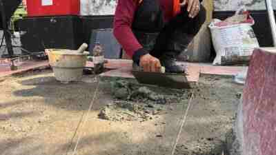 Tukang Memperbaiki Trotoar di Kota Blitar