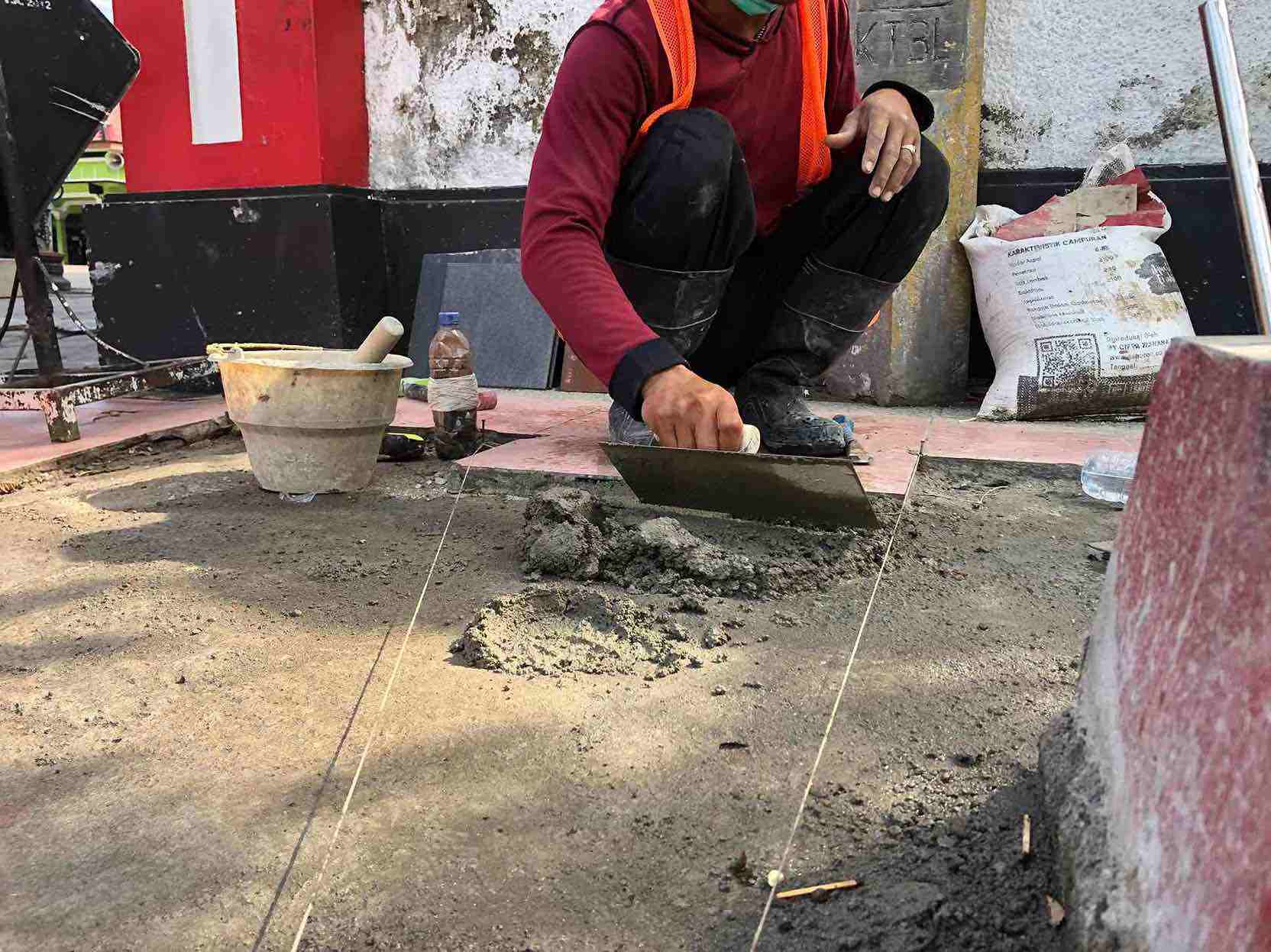 Dinas PUPR Kota Blitar Prioritaskan Pemeliharaan Jalan dan Trotoar, Anggaran Rp600 Juta Disiapkan Tukang Memperbaiki Trotoar di Kota Blitar
