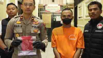 Satresnarkoba Polres Kebumen Tangkap Sopir Bus Pengguna Sabu di Simpang Kedungbener Wakapolres Kebumen Kompol Faris Budiman Bersama