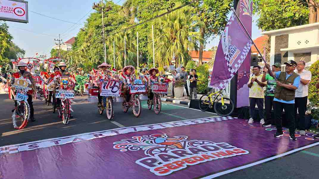 Tumbuhkan Semangat Kreativitas, Disbudparpora Kota Kediri Gelar Lomba Parade Sepeda Hias Wakil Wali Kota Kediri Gus Qowim Memberang Parade Sepeda Hias di Kota Kediri