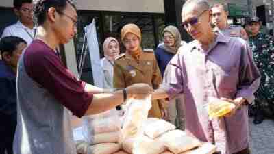 Gerakan Pangan Murah Serentak di Jawa Timur, Bulog Kediri dan Pemkot Kediri Turun Layani Masyarakat Wali Kota Kediri Vinanda GPM