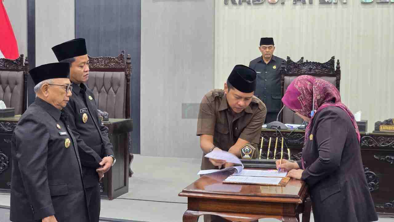 Paripurna DPRD Kabupaten Blitar Setujui Nota Kesepakatan Perubahan KUA-PPAS 2025 Penandatanganan Nota Kesepakatan KUA-PPAS 2025