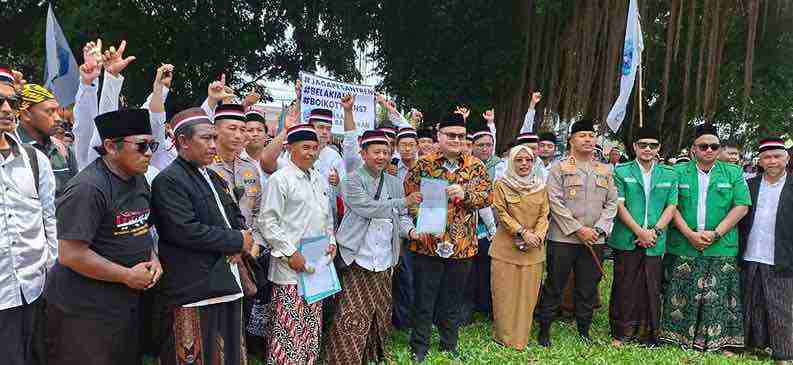 Buntut Tayangan TV Nasional Rendahkan Ponpes, Santri di Kediri Istighosah dan Tuntut Permintaan Maaf Petinggi TV Nasional Aliansi Santri Nderek Kyai di Kediri Menuntut Petinggi Trans 7 Memohon Maaf