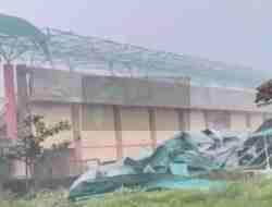 Atap Stadion Gelora Panataran, Blitar Porak Poranda Diterjang Angin Puting Beliung Atap Stadion Gelora Panataran, Blitar Porak Poranda Diterjang Angin Puting Beliung