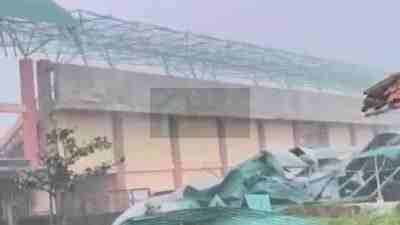 Atap Stadion Gelora Panataran, Blitar Porak Poranda Diterjang Angin Puting Beliung Atap Stadion Penataran Nglegok Blitar Porak Poranda akibat Puting Beliung