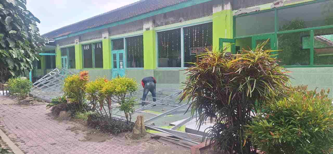 Teras SDN Bendo 1 Senilai Rp152 Juta Ambruk, Dewan Blitar Usut Rekanan Atap Teras SDN Bendo 1 Roboh