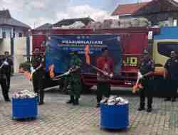 Rokok Ilegal Senilai Rp1,7 Miliar Dibakar Rokok Ilegal Senilai Rp1,7 Miliar Dibakar
