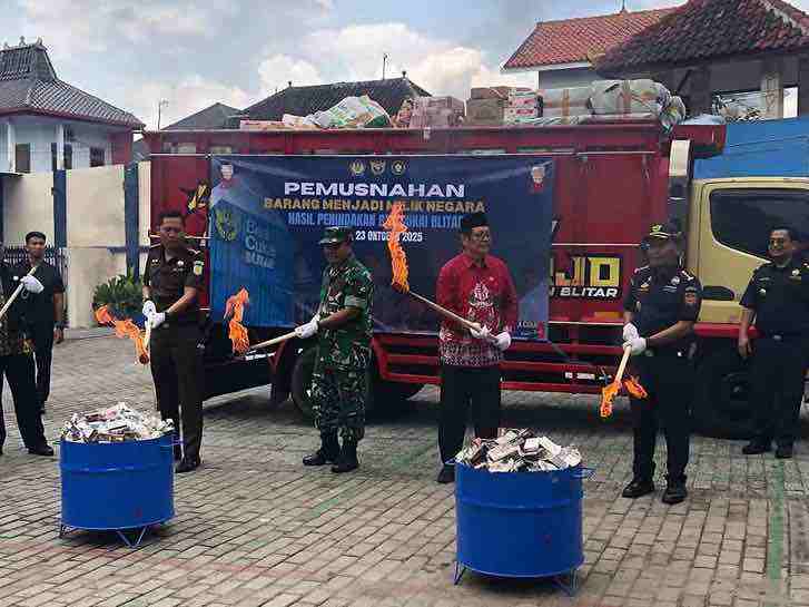Rokok Ilegal Senilai Rp1,7 Miliar Dibakar Bea Cukai Musnahkan Jutaan Rokok Ilegal dengan Cara Dibakar