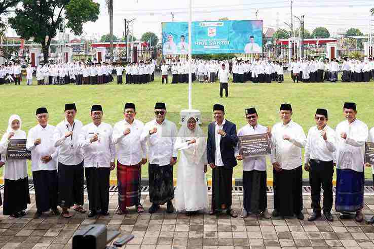 Upacara Hari Santri Nasional 2025 di Kebumen, Kemenag dan Baznas Gelontorkan Rp512 Juta untuk Santri dan Guru Ngaji Bupati Kebumen Lilis Nuryani Menyerahkan Bantuan untuk Guru Ngaji dari Baznas dan Kemenag Usai Upacara HSN