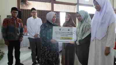 3.458 Guru Ngaji di Purworejo Terima Insentif dari Pemkab Purworejo Bupati Purworejo Yuli Hastuti Menyerahkan Intensif bagi Guru Ngaji