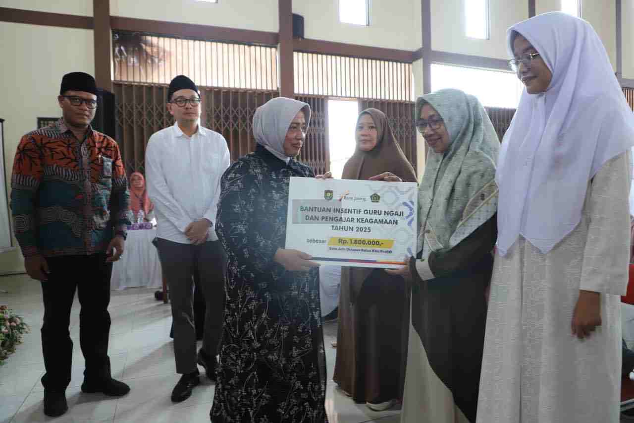 3.458 Guru Ngaji di Purworejo Terima Insentif dari Pemkab Purworejo Bupati Purworejo Yuli Hastuti Menyerahkan Intensif bagi Guru Ngaji