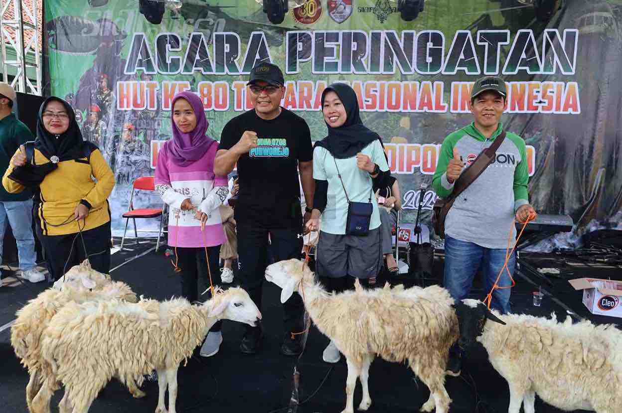 Meriah, Ribuan Warga Ikuti Jalan Sehat dan Senam Bersama Warnai Puncak HUT ke-80 TNI dan ke-75 Kodam IV/Diponegoro di Purworejo Dandim 0708 Purworejo Letkol Inf Imam Purwoko S.E. M.H.I. saat Memberikan Hadiah Kambing ke Peserta Jalan Sehat