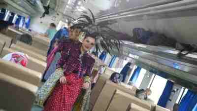 Hari Batik Nasional KAI Daop 7 Madiun Gelar Fashion Show di dalam Kereta Api