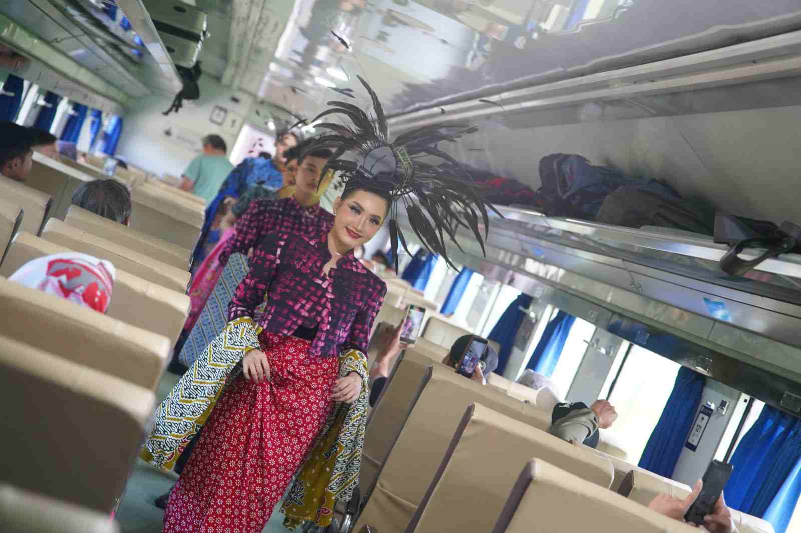 Bersama Disabilitas, KAI Daop 7 Madiun Rayakan Hari Batik Nasional dengan Fashion Show di KA dan Stasiun Hari Batik Nasional KAI Daop 7 Madiun Gelar Fashion Show di dalam Kereta Api