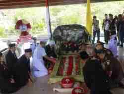 Rangkaian HUT Ke 80 Pemprov Jatim, Khofifah Ziarah Ke Makam Bung Karno dan Bagikan Paket Sembako Rangkaian HUT Ke 80 Pemprov Jatim, Khofifah Ziarah Ke Makam Bung Karno dan Bagikan Paket Sembako