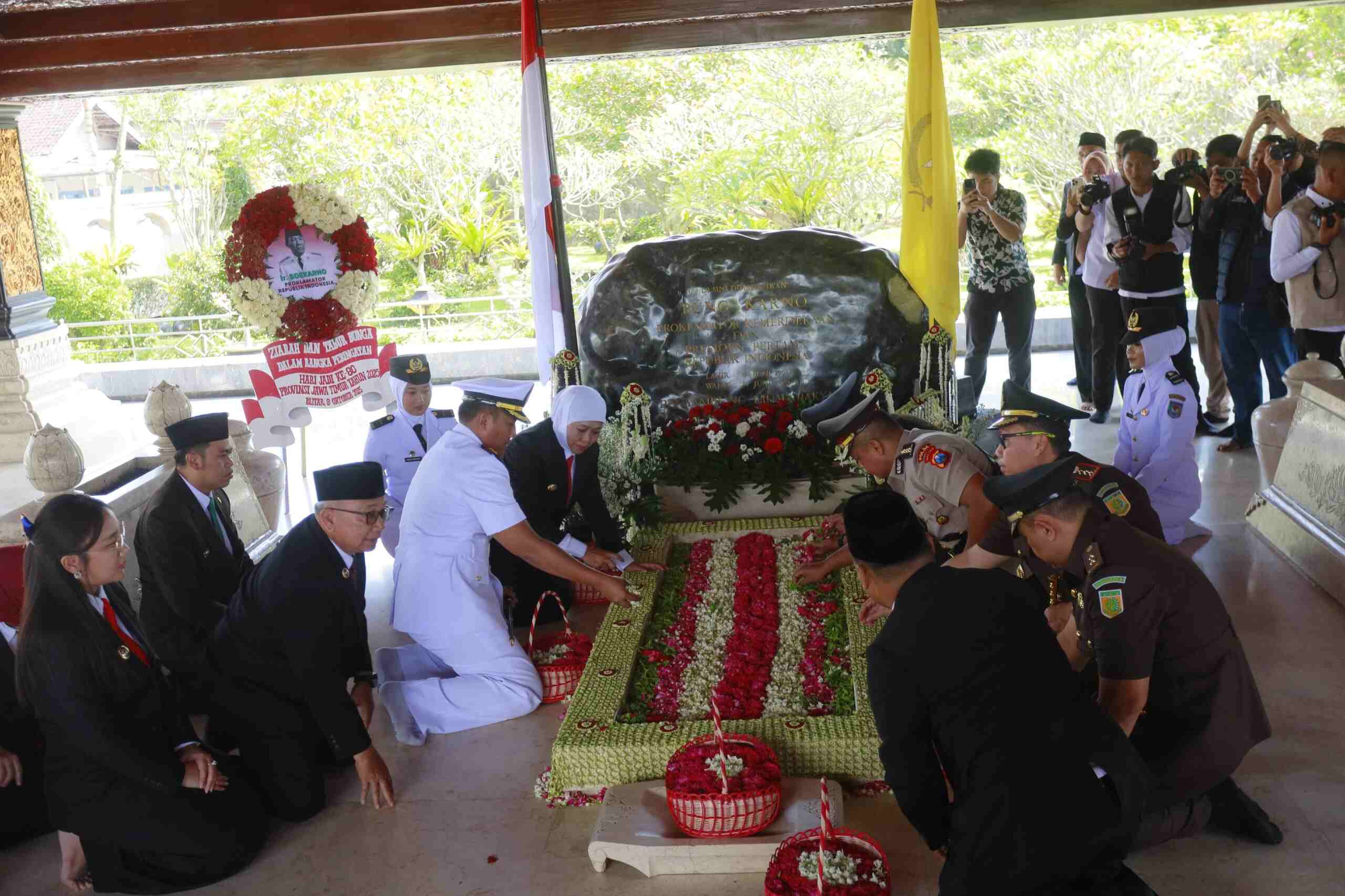 Rangkaian HUT Ke 80 Pemprov Jatim, Khofifah Ziarah Ke Makam Bung Karno dan Bagikan Paket Sembako IMG 20251008 WA0100 scaled