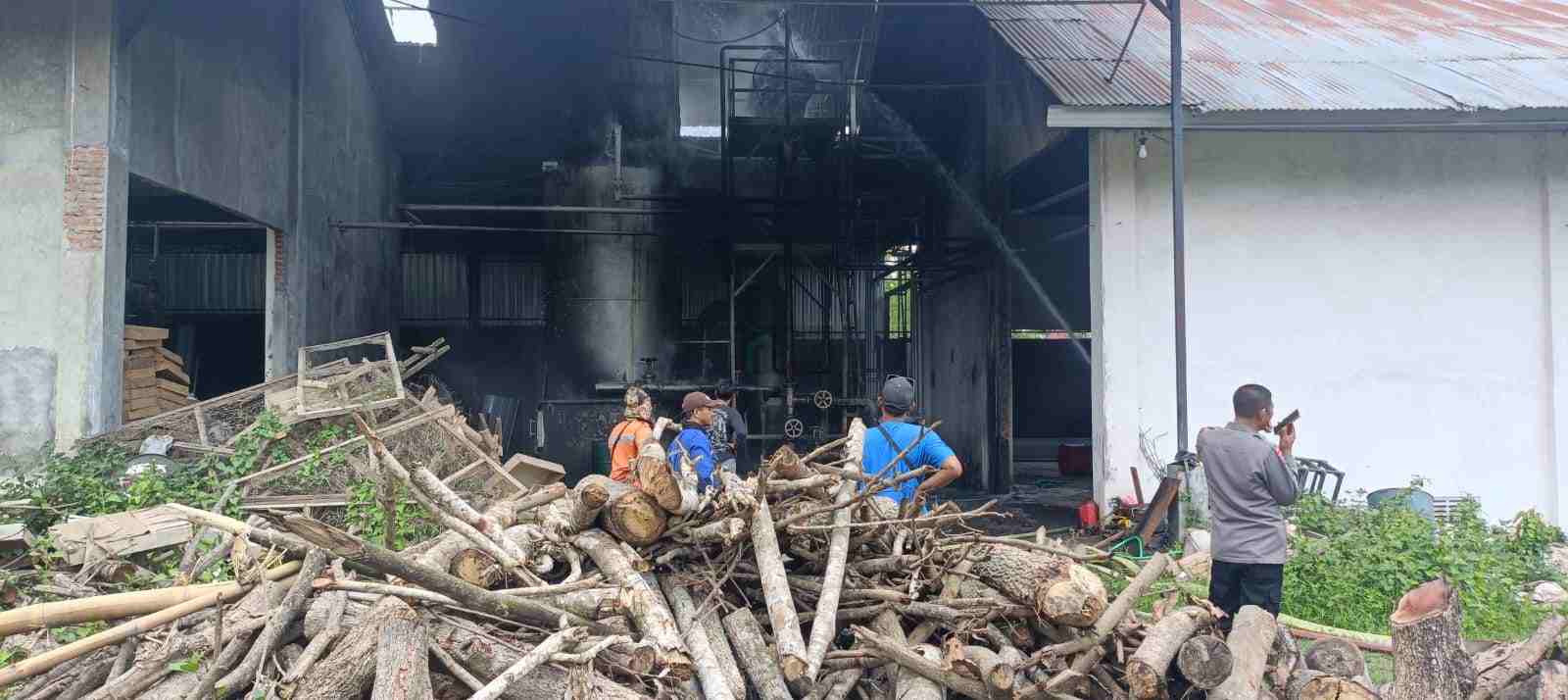Kebakaran Pabrik Tripek di Desa Sideorejo Ponggok Blitar