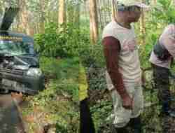 Keluar Jalur Grand Max Hantam Pemotor hingga Motor Ringsek