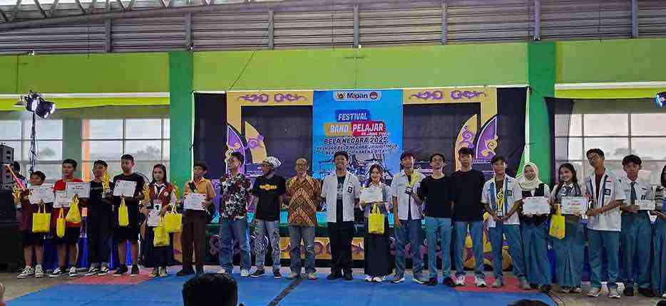 Pelajar se Jawa Timur Unjuk Skil Bermain Musik di Ajang Festival Band Bela Negara 2025 Musisi Pelajar se Jatim Tampil di Bela Negara 2025 Kediri