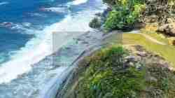 Nikmati Pantai di Kecamatan Bakung, Ada Air Terjun Air Tawar Langsung ke Laut Pantai Umbul Waru di Desa Sidomulyo Kecamatan Bakung Kabupaten Blitar bagian Blitar Selatan Foto by IG @informasiBlitar