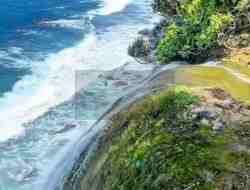 Nikmati Pantai di Kecamatan Bakung, Ada Air Terjun Air Tawar Langsung ke Laut Nikmati Pantai di Kecamatan Bakung, Ada Air Terjun Air Tawar Langsung ke Laut
