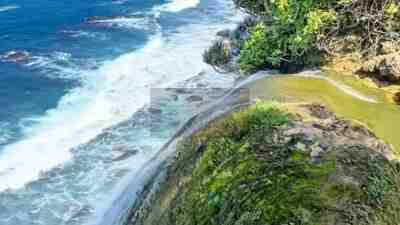 Nikmati Pantai di Kecamatan Bakung, Ada Air Terjun Air Tawar Langsung ke Laut Pantai Umbul Waru di Desa Sidomulyo Kecamatan Bakung Kabupaten Blitar bagian Blitar Selatan Foto by IG @informasiBlitar
