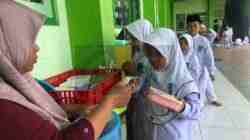 SDI Kota Blitar Siapkan Skema Jika Program MBG Masuk Sekolah Pembagian Makanan Kepada Siswa Siswi SDI Kota Blitar