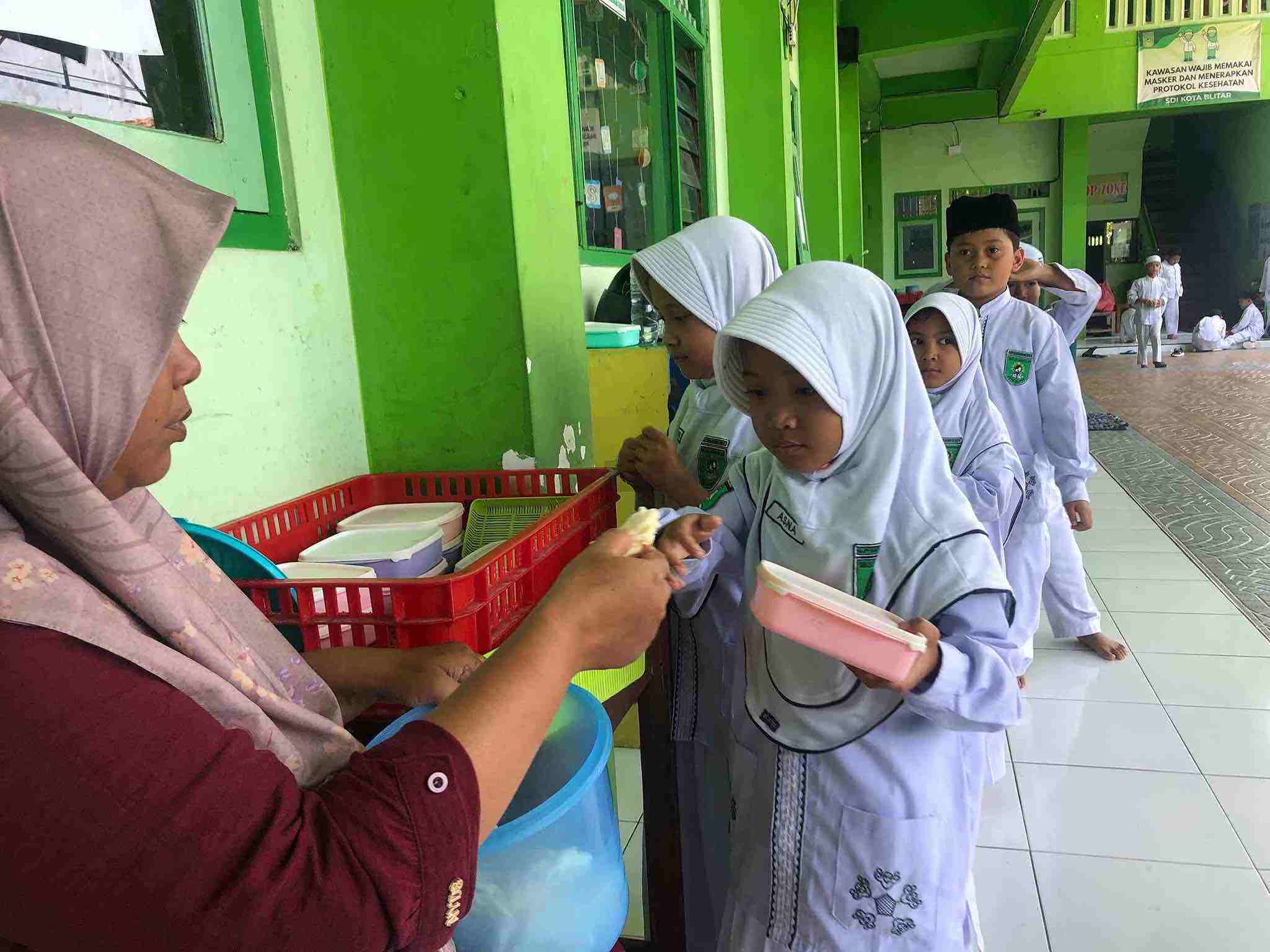SDI Kota Blitar Siapkan Skema Jika Program MBG Masuk Sekolah Pembagian Makanan Kepada Siswa Siswi SDI Kota Blitar
