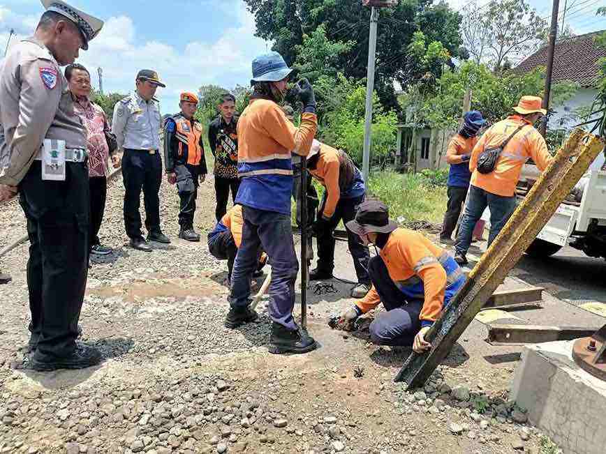 Daop 7 Madiun Tutup Perlintasan Kereta Api Sebidang Tanpa Izin untuk Tingkatkan Kecepatan KA dan Keselamatan Penutupan Perlintasan Kereta Api Sebidang di Daop 7 Madiun