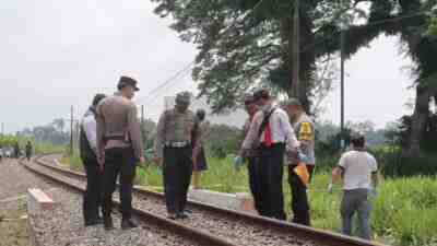 Tertabrak Kereta Api di Bence Garum, Wanita asal Sawentar Meninggal di TKP Petugas Menggelar Olah TKP tempat Wanita Tertabrak Kereta Api di Bence Garum hingga Meninggal Dunia