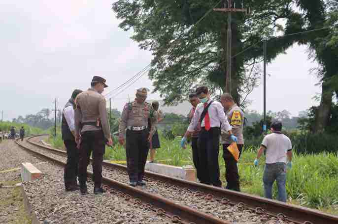 Tertabrak Kereta Api di Bence Garum, Wanita asal Sawentar Meninggal di TKP Petugas Menggelar Olah TKP tempat Wanita Tertabrak Kereta Api di Bence Garum hingga Meninggal Dunia
