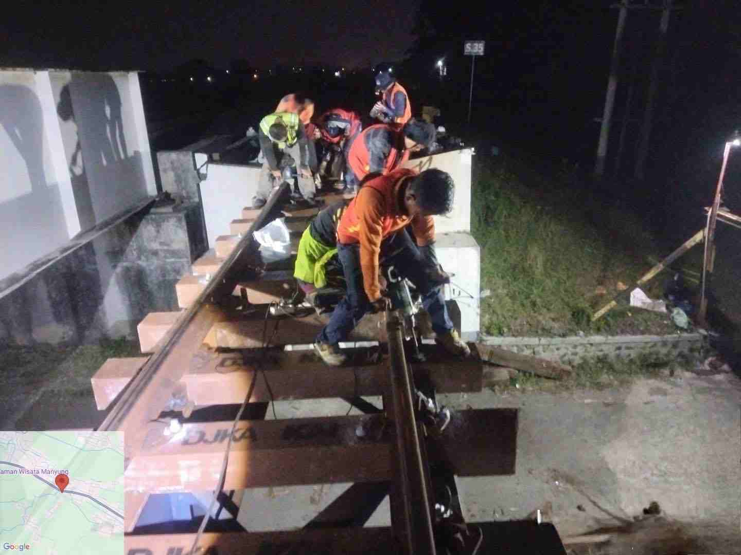 Ganti Bantalan Kayu dengan Sintetis, Komitmen KAI Daop 7 Madiun Dukung Pelestarian Lingkungan Petugas PT KAI Daop 7 Madiun Mengganti Bantalan Rel Kereta Api