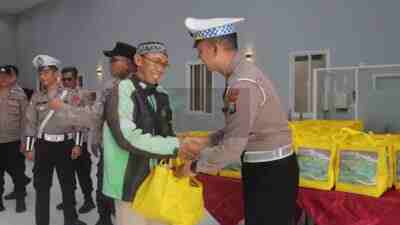 Polres Blitar Gandeng Ojol Ciptakan Kamtibmas yang Kondusif, Ini 4 Poin Kerjasamanya Polres Blitar Memberikan Santunan ke Ojek Online Ojol
